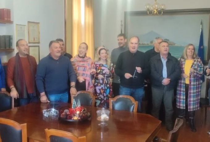 🎷 Με χαμόγελα και… φάλτσα τα κάλαντα από τον Δήμαρχο Ξυλοκάστρου – Ευρωστίνης